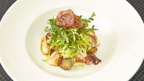 теплый салат с мини-кальмарами