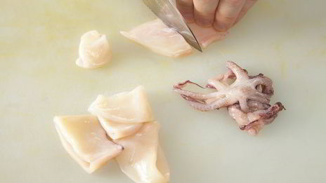 теплый салат с мини-кальмарами