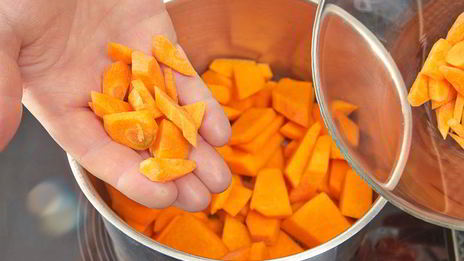 теплый салат с мини-кальмарами