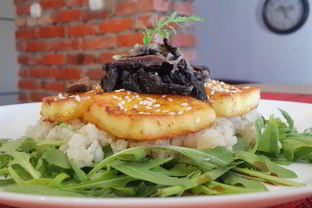 Теплый салат с сыром, запеченый в апельсиновом соке