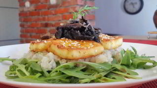 Теплый салат с сыром, запеченый в апельсиновом соке