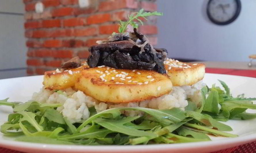 Рецепт теплый салат с сыром, запеченый в апельсиновом соке