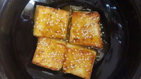 теплый салат с сыром, запеченый в апельсиновом соке