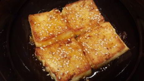 теплый салат с сыром, запеченый в апельсиновом соке