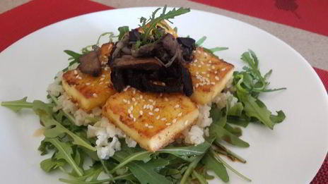 теплый салат с сыром, запеченый в апельсиновом соке