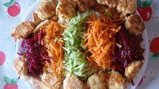 Тертый овощной салат радуга с оладьями, сыром Фета и сезамом