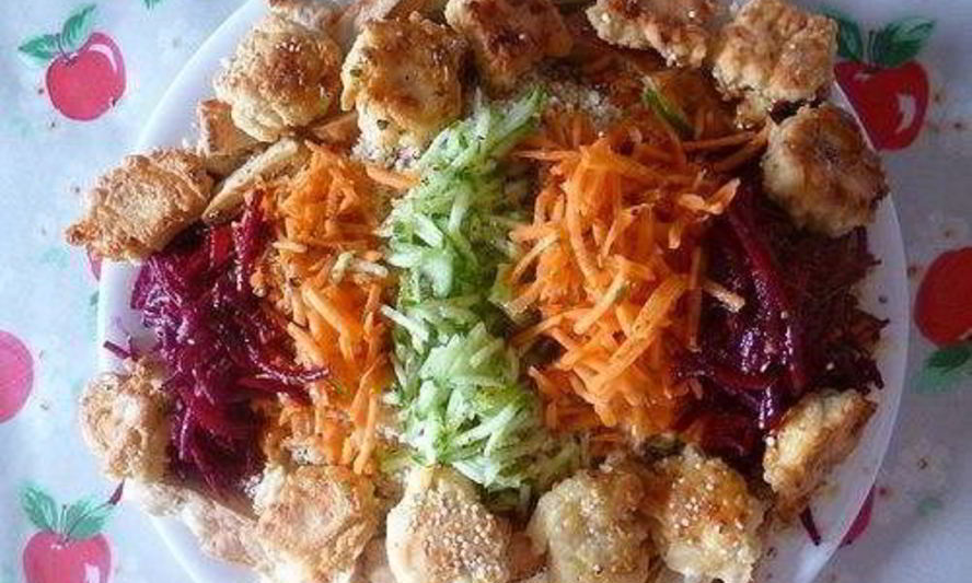 Рецепт тертый овощной салат радуга с оладьями, сыром фета и сезамом