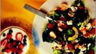 Вегетарианский салат из шпината с помидорами и авокадо