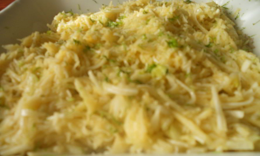 Рецепт салат из корня сельдерея и яблок с винегретом из масла фундука