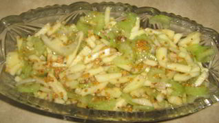 Салат из сельдерея и яблок с горчичным винегретом