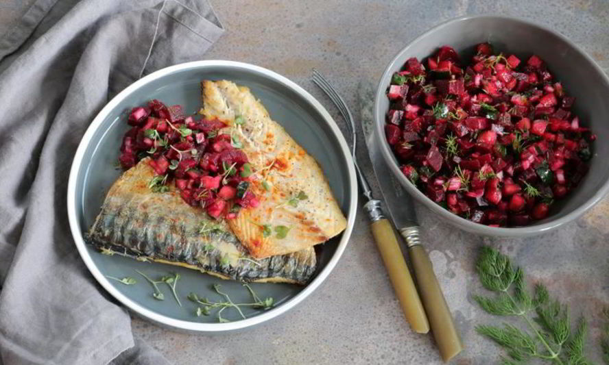 Рецепт скумбрия-гриль с летним винегретом