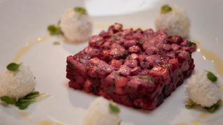 Винегрет из тунца, клубники и мяты с конфетами из козьего сыра