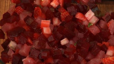 винегрет из тунца, клубники и мяты с конфетами из козьего сыра