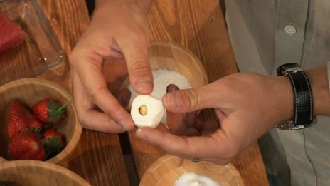 винегрет из тунца, клубники и мяты с конфетами из козьего сыра