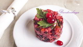 Винегрет из запеченных овощей с копченой курицей