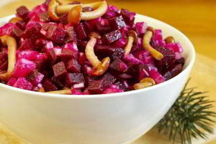 Винегрет с маринованными опятами