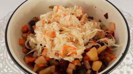 винегрет с жареными шампиньонами и квашеной капустой