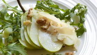 Зеленый салат с грушами, пармезаном и винегретом из черного чая