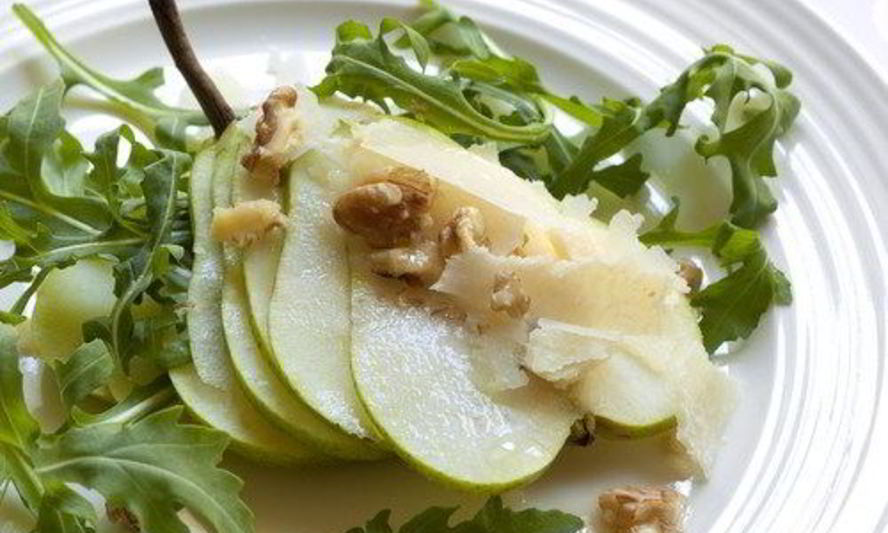 Рецепт зеленый салат с грушами, пармезаном и винегретом из черного чая