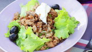 Зеленый салат с фаршем из баранины
