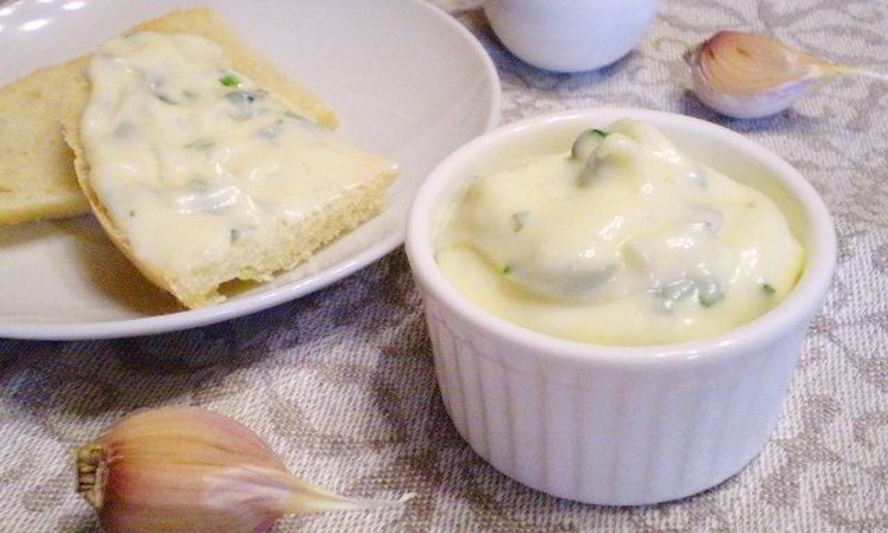 Рецепт домашний майонез на курином яйце с чесноком и зеленью