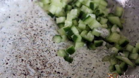 йогуртовый соус с фетой и маслинами