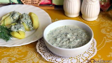 йогуртовый соус с фетой и маслинами