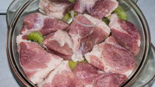 Быстрый маринад для свинины из киви