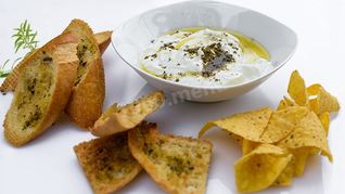 Соус из сливочного сыра с иссопом