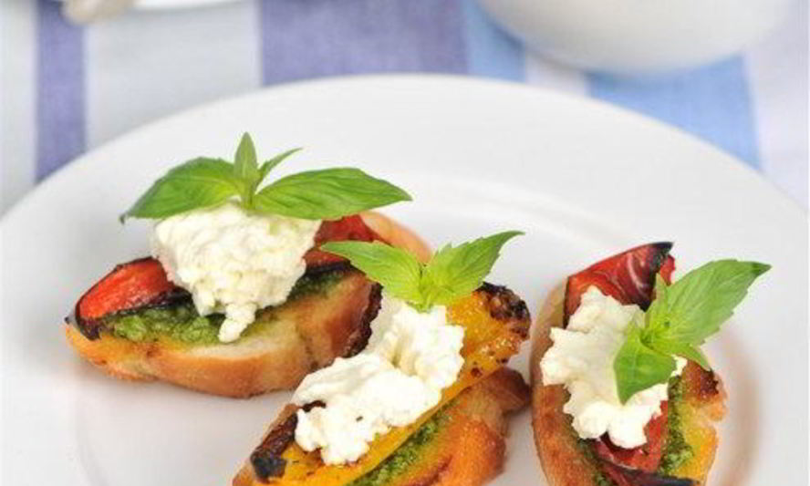 Рецепт брускетта с соусом песто, запеченными перцами и козьим сыром