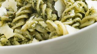 Фузилли с соусом песто и пармезаном