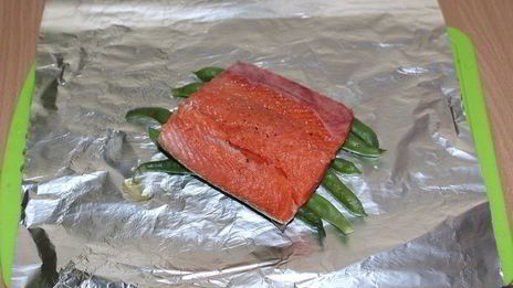 лосось с соусом песто