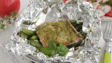 лосось с соусом песто