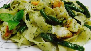 Паста с креветками и фасолью под соусом песто