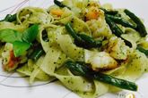 Паста с креветками и фасолью под соусом песто