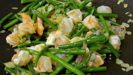 паста с креветками и фасолью под соусом песто