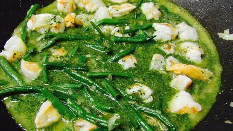 паста с креветками и фасолью под соусом песто