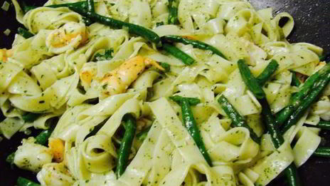 паста с креветками и фасолью под соусом песто