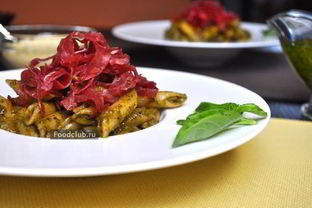 Пенне с соусом песто и брезаолой