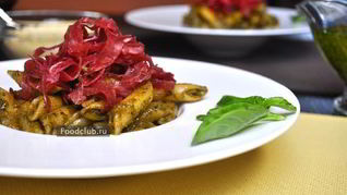 Пенне с соусом песто и брезаолой