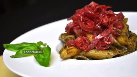 пенне с соусом песто и брезаолой