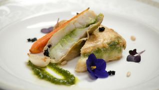 Судак, запеченный с соусом песто и мини-овощами