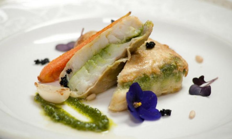 Рецепт судак, запеченный с соусом песто и мини-овощами