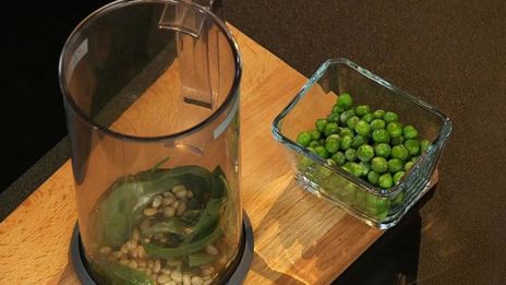 судак, запеченный с соусом песто и мини-овощами