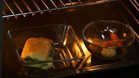 судак, запеченный с соусом песто и мини-овощами