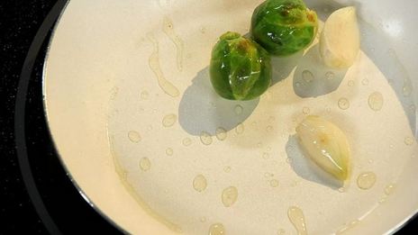 судак, запеченный с соусом песто и мини-овощами