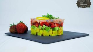 Летний тартар с лососем