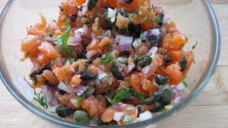 тартар из форели в ледяном хрустале