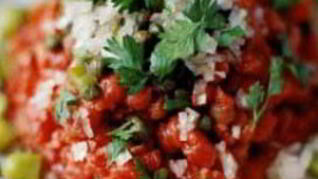 Тартар из говядины с соусом