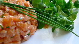 Тартар из лосося с каперсами